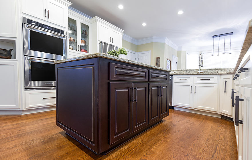 The simplistic Artesia 3/4" (406) Door pairs well with the rustic reclaimed wood used throughout the kitchen. 