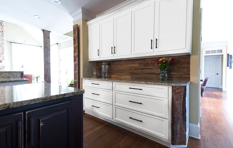 The simplistic Artesia 3/4" (406) Door pairs well with the rustic reclaimed wood used throughout the kitchen. 