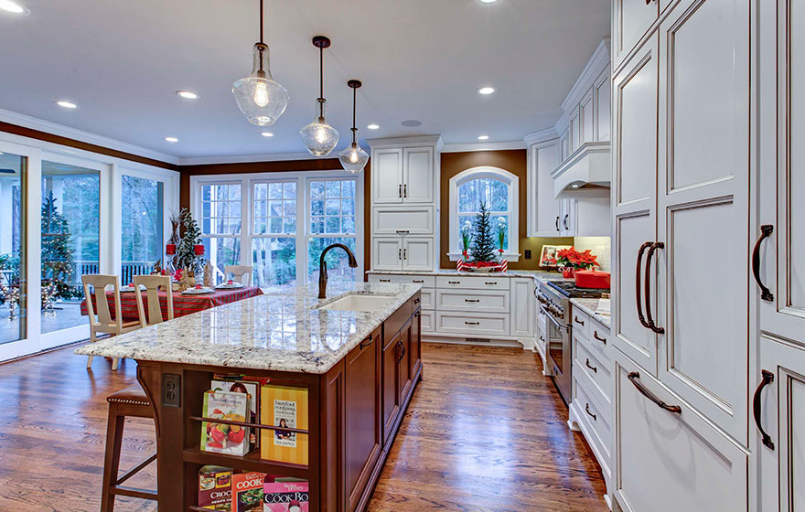 A beautiful Streamline® kitchen using the Trenton 7/8" (533) Door.