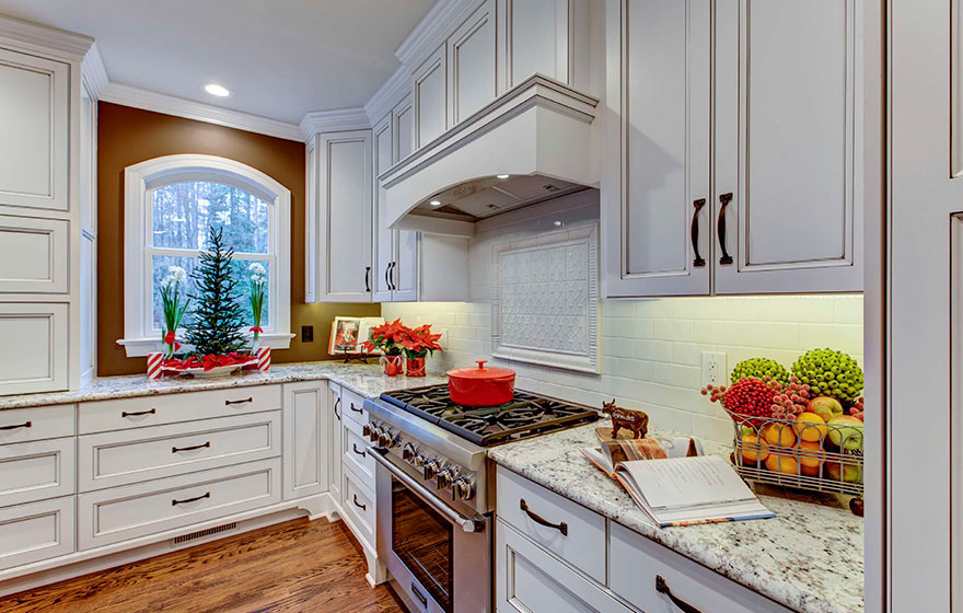 A beautiful Streamline® kitchen using the Trenton 7/8" (533) Door.