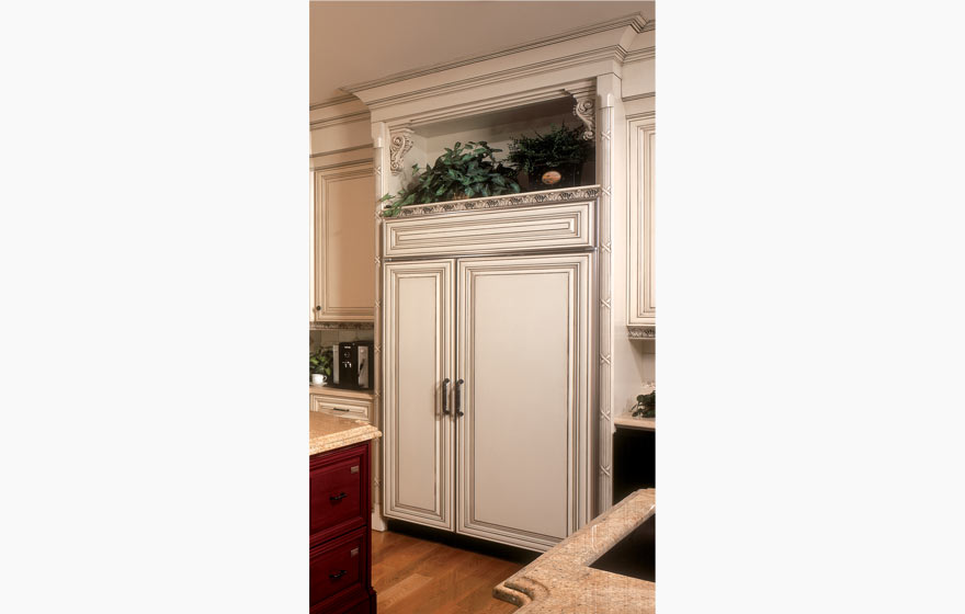 Honduras Mahogany dazzles on the island while the white cabinetry provide an open and airy look for this southern home.