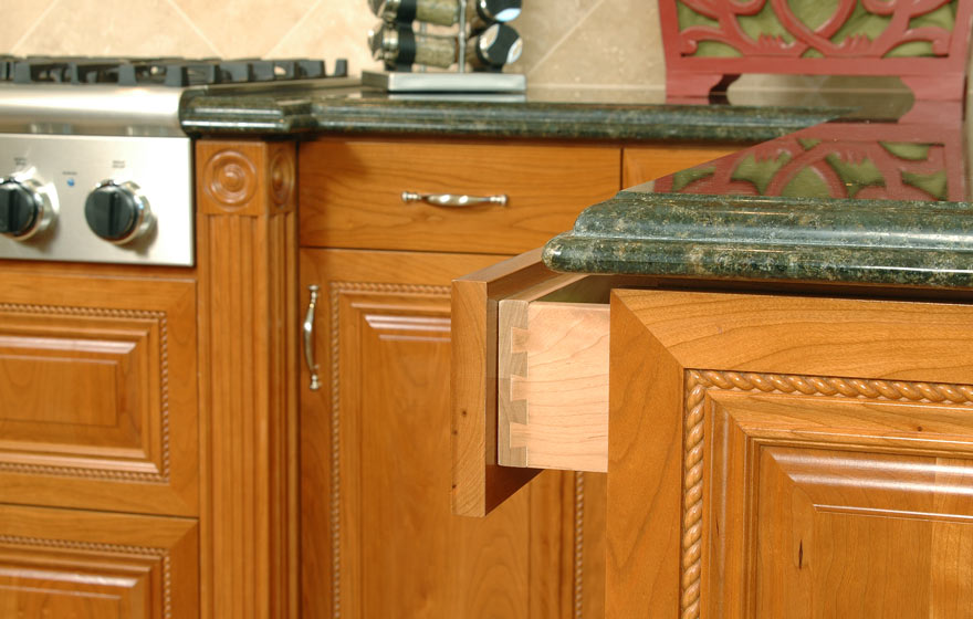 The detailed design of the Ridgeview 3/4" (579) rope molding door is elegantly highlighted with the beautiful natural characteristics of cherry wood. 