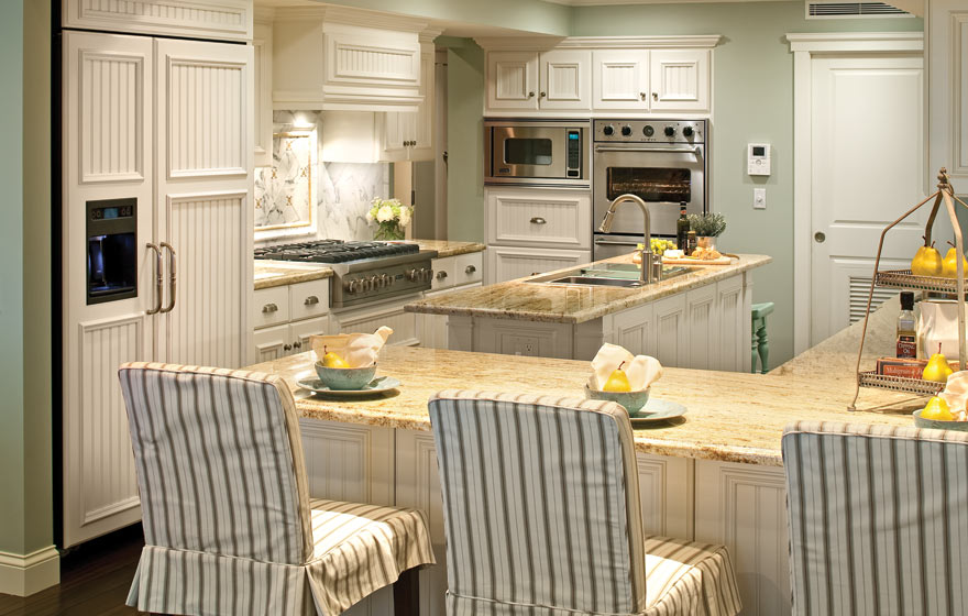 Adding a grooved panel to the Solana 3/4" (589) Door fills this kitchen with charming allure.