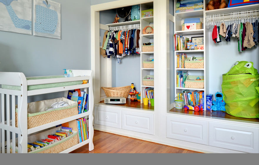 Contain the clutter of kids rooms by incorporating built-in storage drawers into the closet.