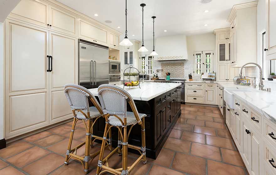 An eye pleasing combination of patterns, textures, and colors come together in this welcoming Revere 3/4" (800) kitchen.