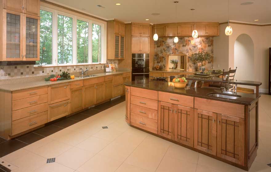 Rooted in its natural surrounds, the Shaker 3/4" (831) Door and custom details compliment the beautiful, forest views. 