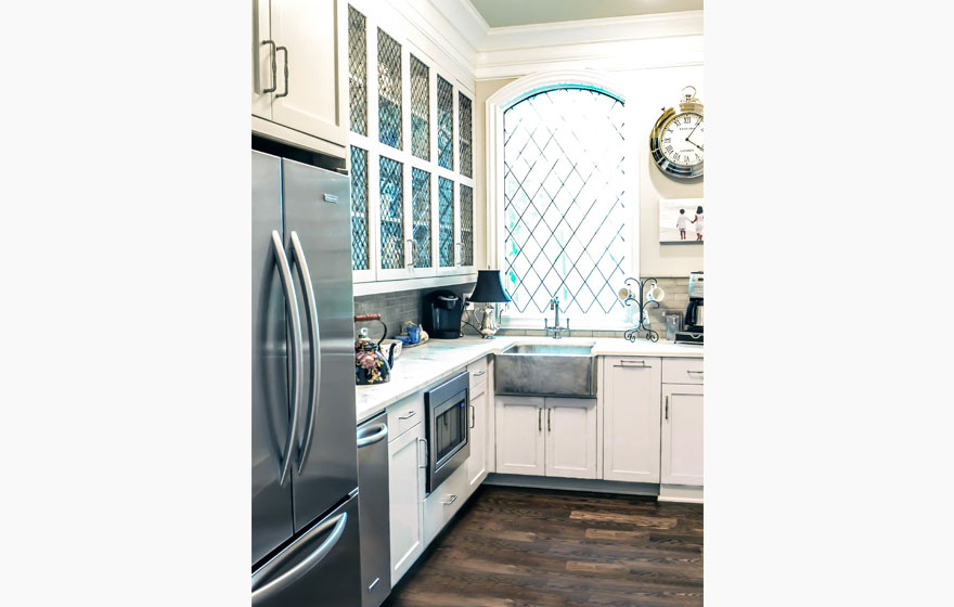 Clean Shaker 3/4" (831) lines with interesting inserts make this butler's pantry a must-see space.