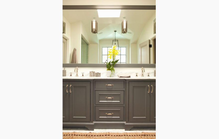 The gorgeous contrast of dark cabinetry and light countertops makes a strong statement.